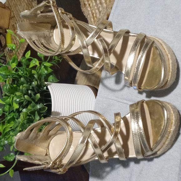 Gold platforms - Picture 4 of 4